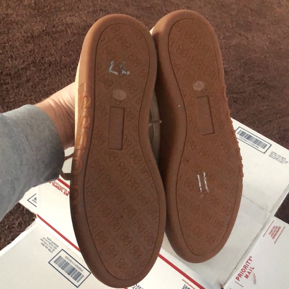 ⭕️ PRICE FIRM Guess Size 11 Dusty Rose Suede Sneakers - Picture 4 of 5